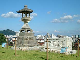 灯ろうと石碑