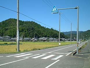 北野西交差点より西を見る