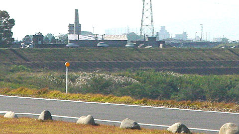岐阜市内、長良川左岸堤防道路